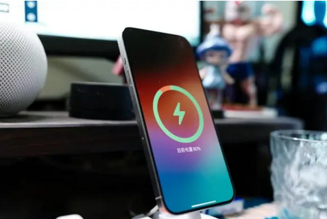 盘龙苹果15换屏服务分享用什么充电器给iPhone15充电更好 
